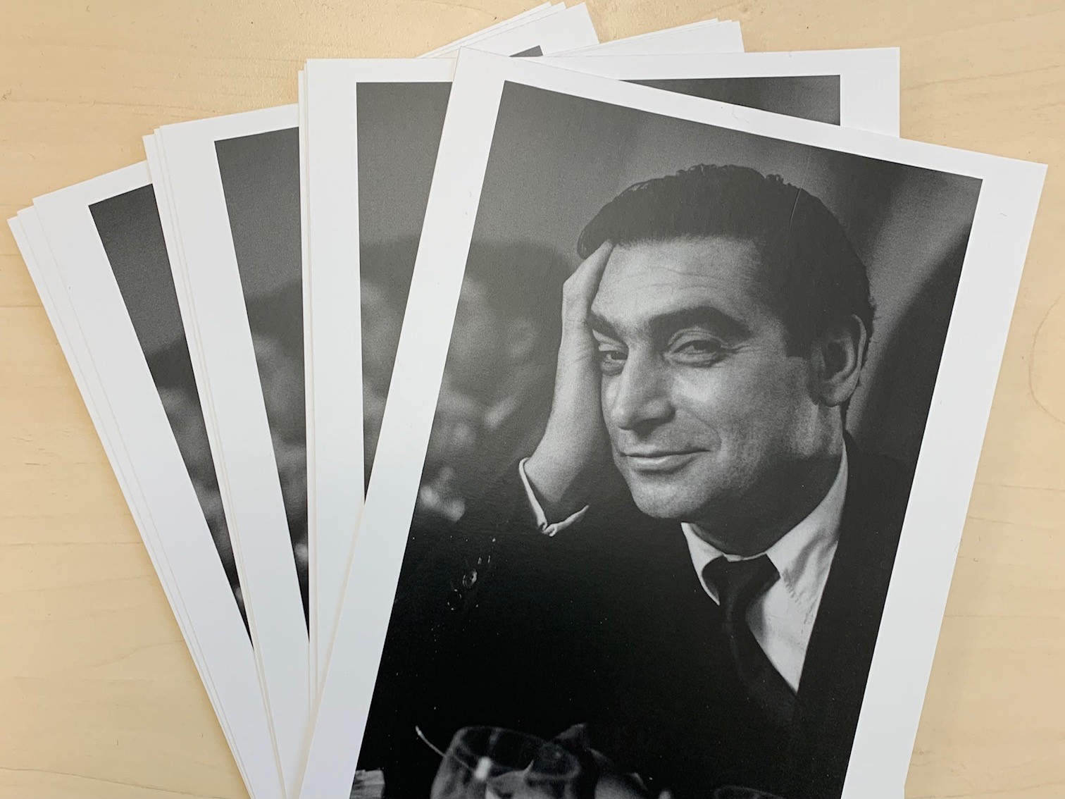 Einladungskarten zur Vernissage der Ausstellung "Robert Capa. Der visuelle Journalist" 