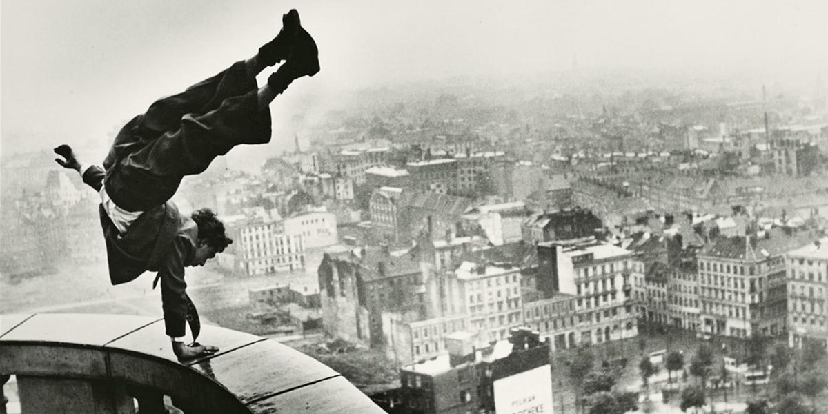 Jürgen Schadeberg, Hans Prignitz makes a handstand on the Hamburger Michel, 1948, © Jürgen Schadeberg