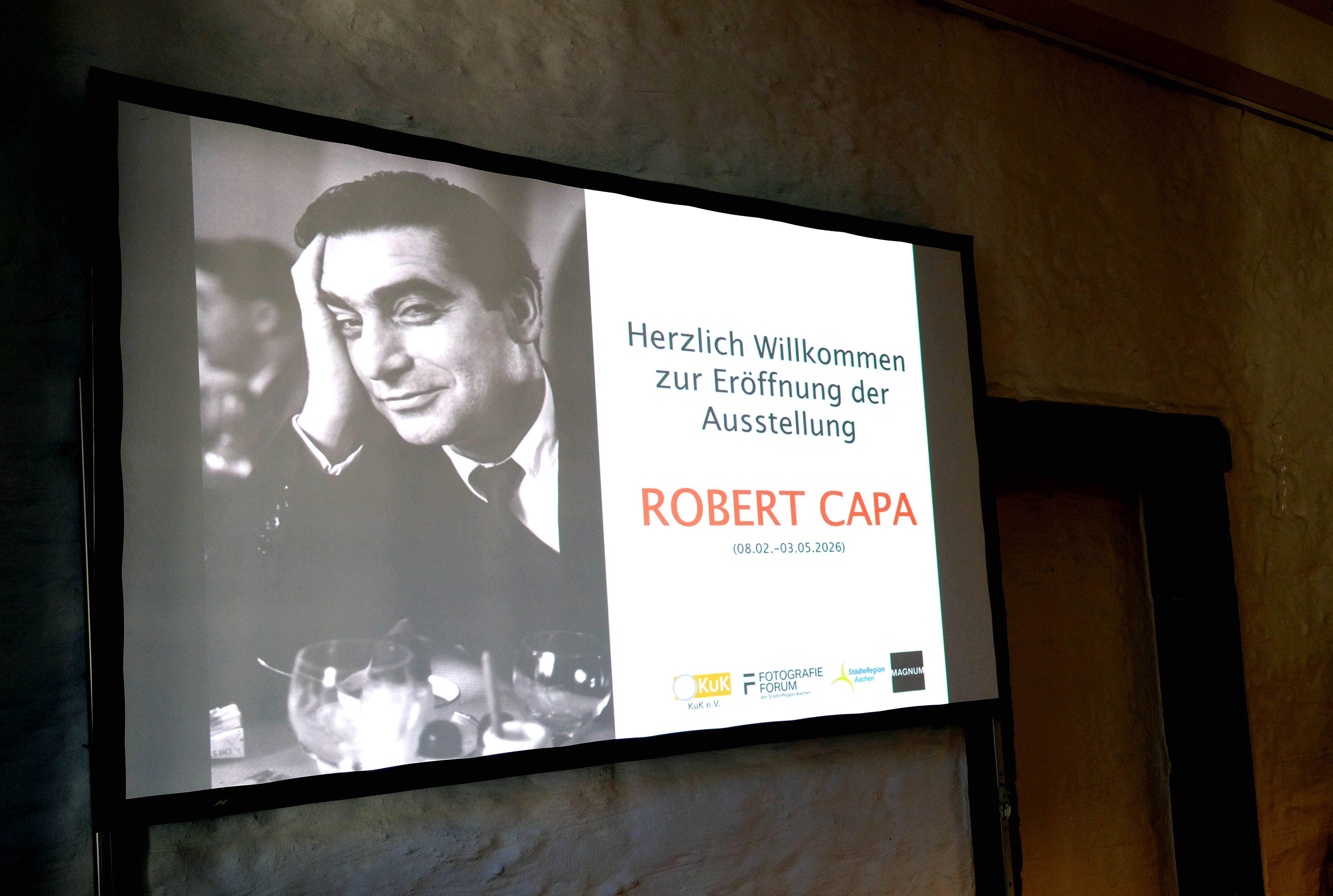 Ein Foto bei der Ausstellungseröffnung zu Robert Capa