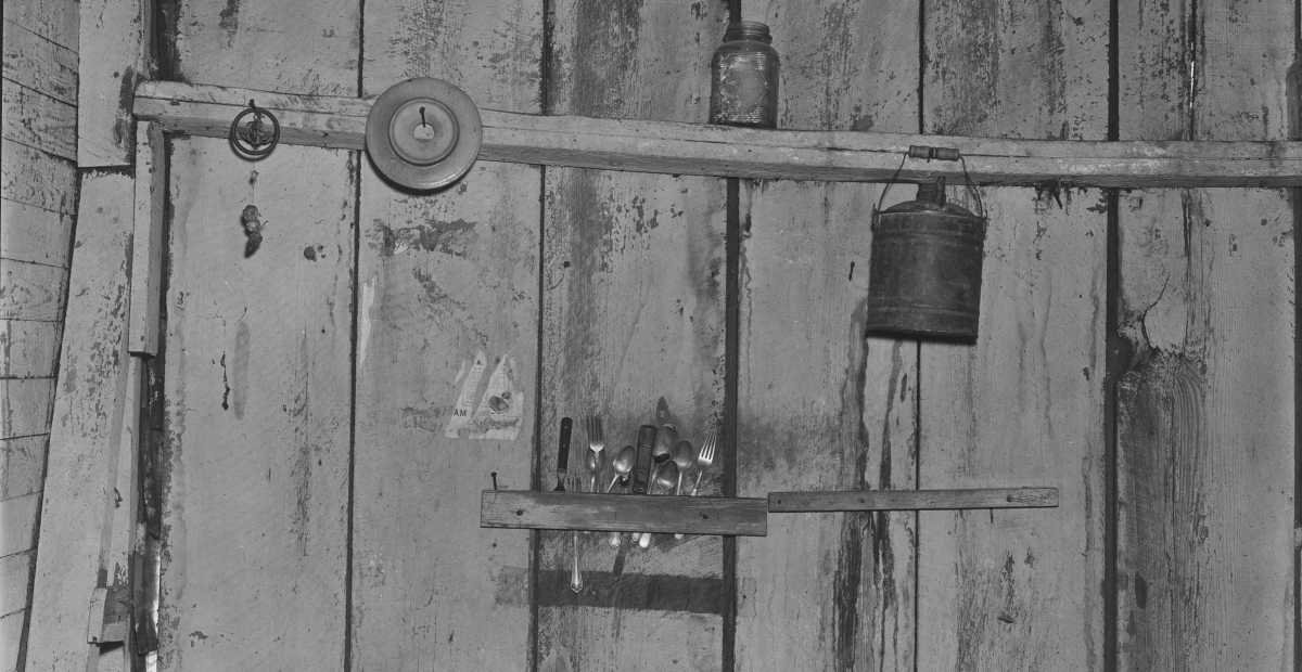 Foto:Walker Evans, Kitchen Wall in Bud Field’s Home, Hale County, Alabama, 1936. Foto:Walker Evans, Kitchen Wall in Bud Field’s Home, Hale County, Alabama, 1936.